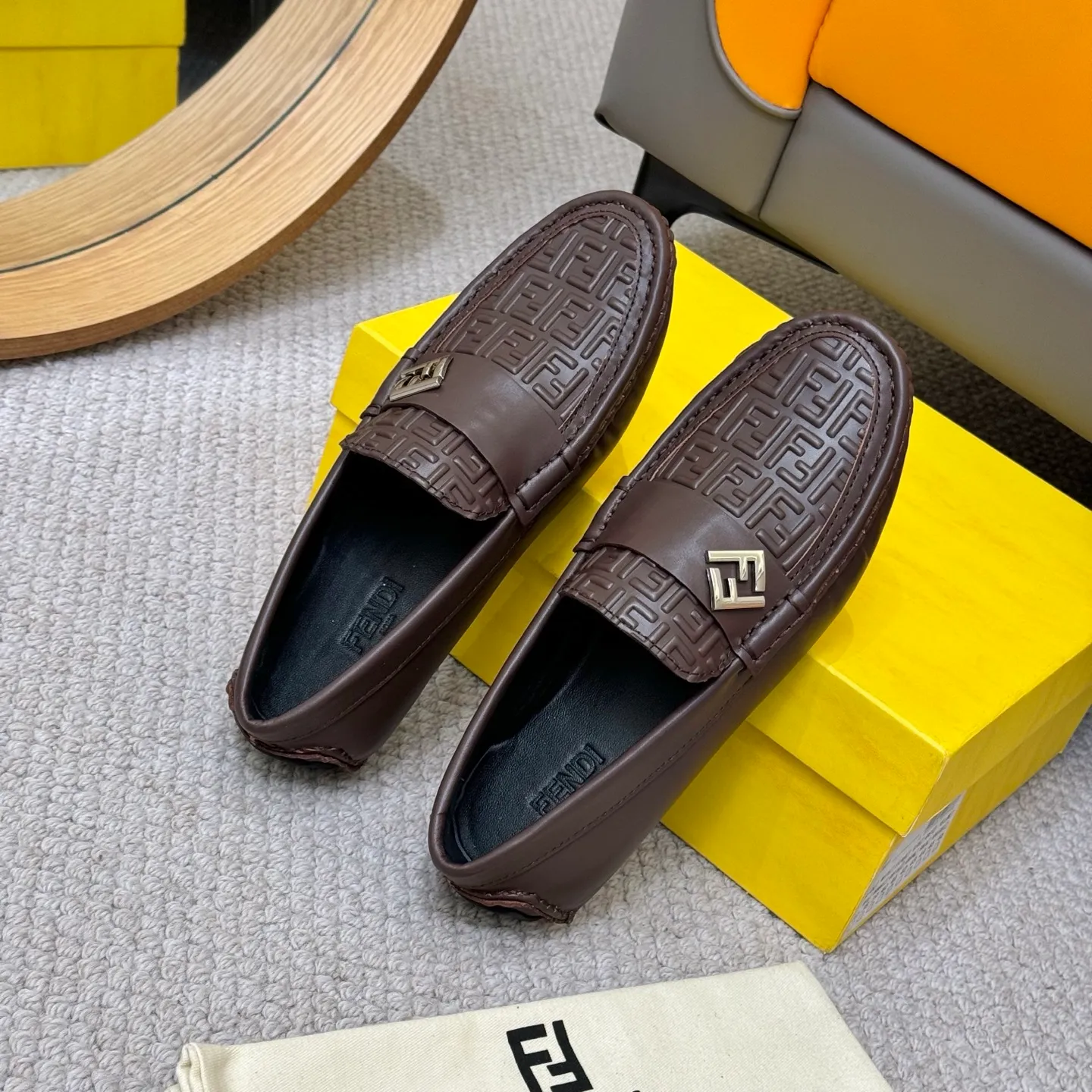 Men's shoes 💰420 [FENDI Fendi] 2⃣️0⃣️2⃣️5️⃣New Milan men's fashion lazy catwalk style ✅ fashionable casual beanie shoes, imported calfskin fabric, super smooth texture, sweat-absorbent and breathable, (sheepskin lining). Metal LOGO on the shoe body, Medusa avatar, irregular avatar, high-end craftsmanship logo✅ French Loft set foot design style 👟Low-key and elegant, great on-foot effect... Men's shoe size: 38-46 (4-12)